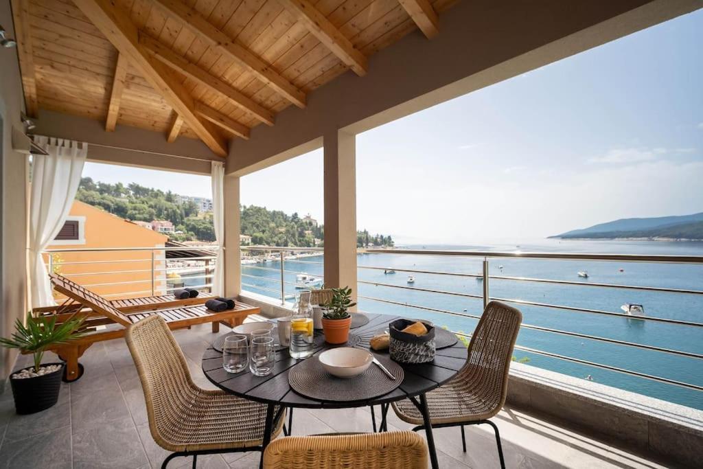 Seafront 2-Bedroom Apartment Nika - Rabac Eksteriør billede