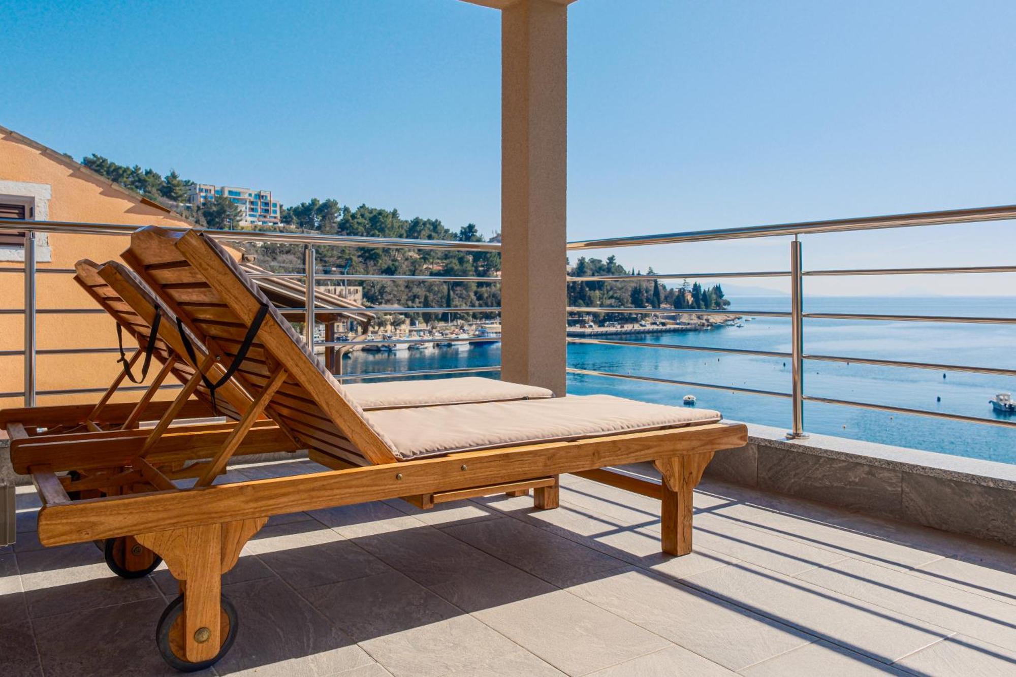 Seafront 2-Bedroom Apartment Nika - Rabac Eksteriør billede