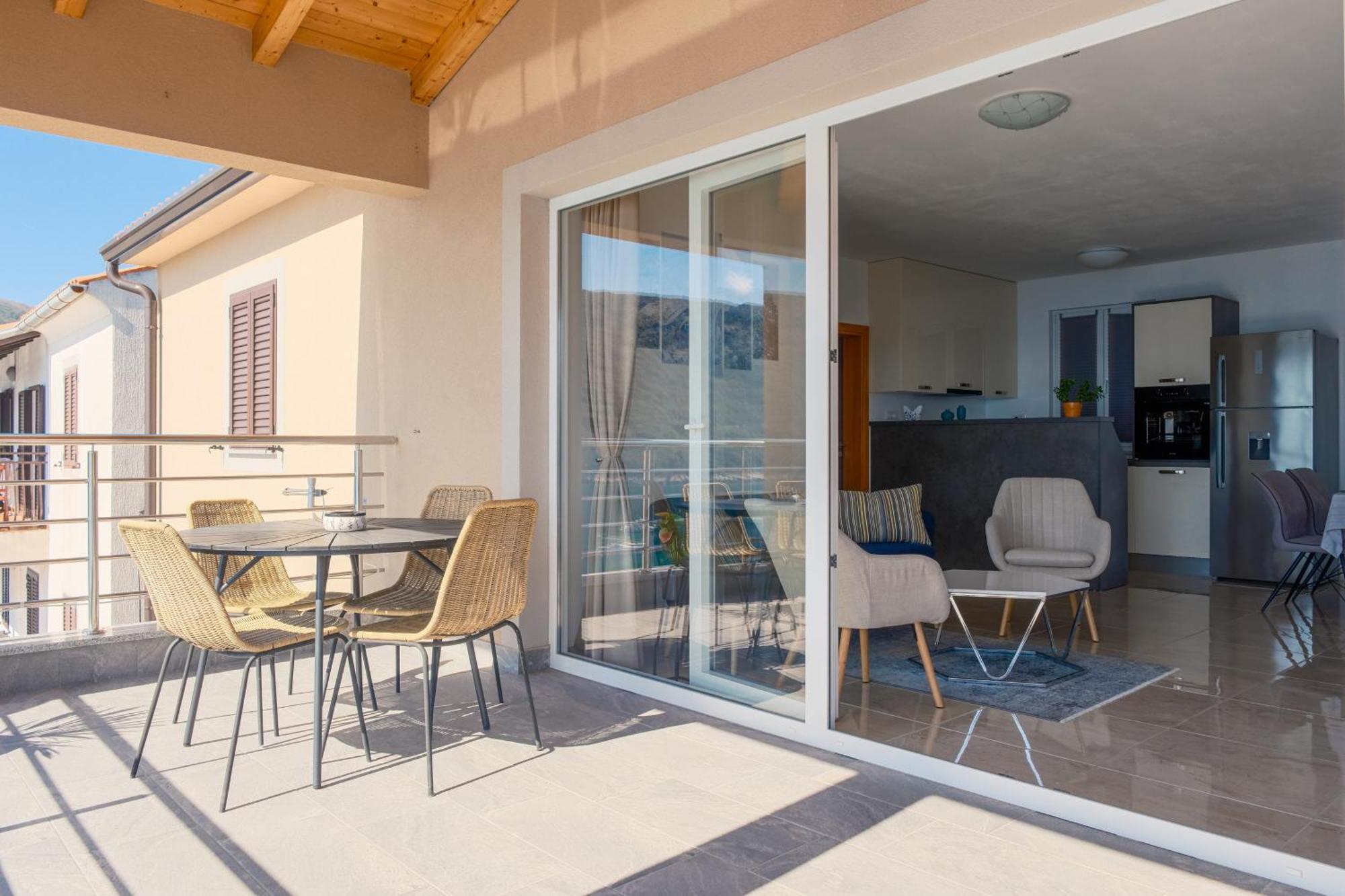 Seafront 2-Bedroom Apartment Nika - Rabac Eksteriør billede